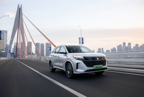 春节前买SUV,蓝电E5与CS75 PLUS对比直接省两万,哪个更值得购买?